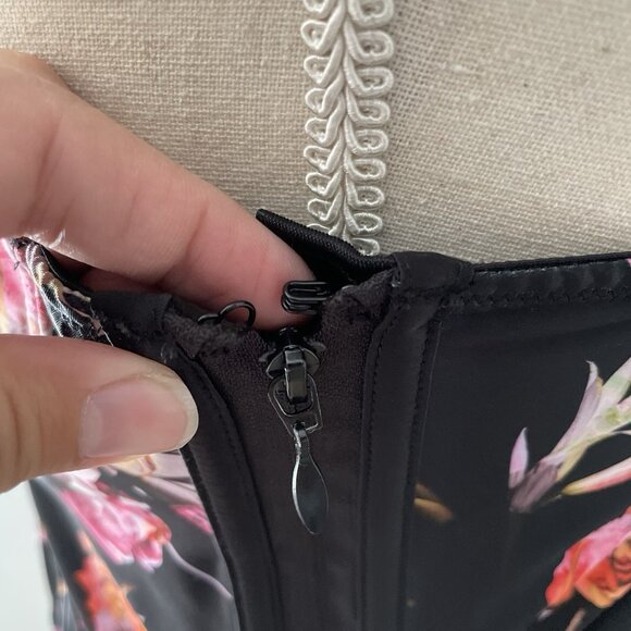 VICTORIAS SECRET VERY SEXY BLACK FLORAL SATIN BUSTIER CORSET TOP 36C GUC - Picture 8 of 9